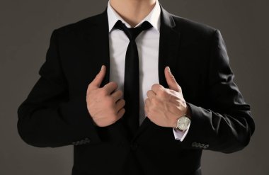 Gri arka planda, portre resmi kıyafetli yakışıklı adam