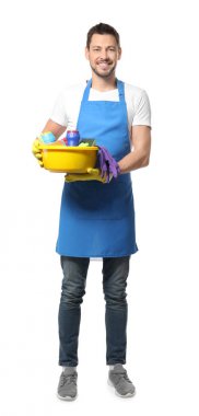 Temizlik malzemeleri, üzerinde beyaz izole ile genç profesyonel