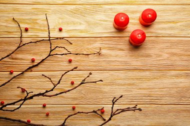 Şube ve ahşap arka plan üzerinde yanan mumlar ile güzel kompozisyon