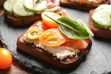 Kayrak plaka, closeup lezzetli taze bruschetta