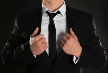 Koyu arka plan, portre resmi kıyafetli yakışıklı adam