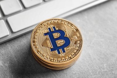 Gri arka plan, closeup üzerinde altın bitcoins
