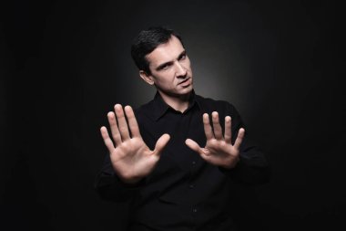 siyah arka plan üzerinde çekici bir genç adam