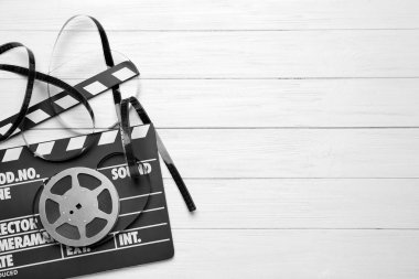 Film clapper ve açık renkli, üstten görünüm üzerinde reel