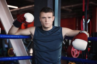 Genç adam boks ring, portre