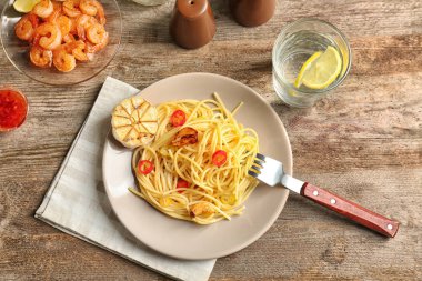 Sarımsak ve biber plaka ile lezzetli makarna