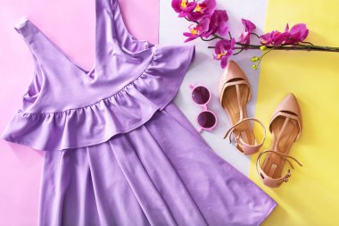 Renk arka plan üzerinde kadın giysisi ile kompozisyon