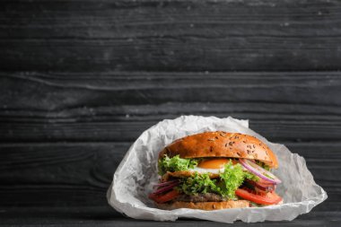 Tablo kızarmış yumurta ile lezzetli burger