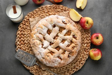 Masada lezzetli elmalı turta ile kompozisyon
