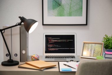 Resepsiyon evde laptop ile rahat çalışma alanı