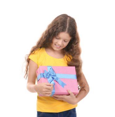 Beyaz arka plan üzerinde anneler günü için hediye kutusu ile sevimli küçük kız