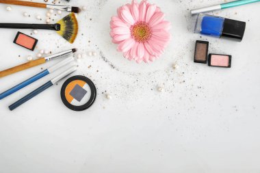 Makyaj öğeler ve beyaz arka plan üzerinde çiçek. Profesyonel visage sanatçı seti