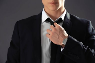 Gri arka planda, portre resmi kıyafetli yakışıklı adam