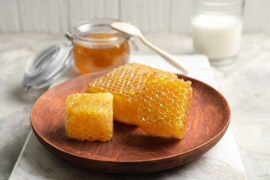 Tablo taze peteğin ile ahşap plaka