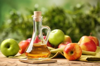 Elma sirkesi ve tablo taze meyve ile cam sürahi