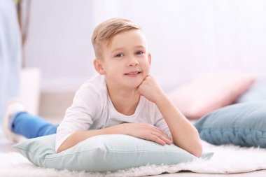 Sevimli yumuşak yastık evde çocukla