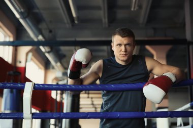 Genç adam boks ring, portre