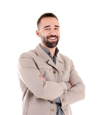 Beyaz arka plan üzerinde çapraz kollu yakışıklı genç adam portresi