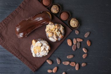 Ahşap arka plan üzerinde lezzetli tatlılar çeşitli