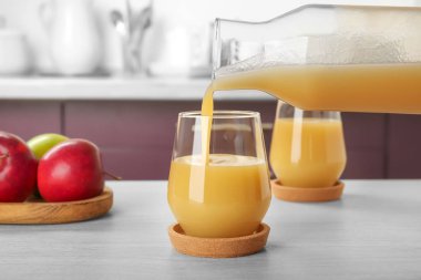 Elma suyu şişe cam mutfak masasında içine dökme