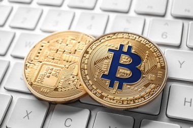 Bilgisayar klavye, closeup altın bitcoins