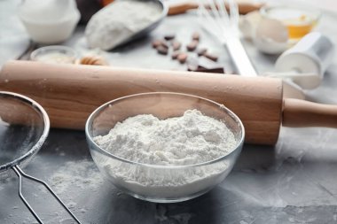 Cam kase un gri tablo ile