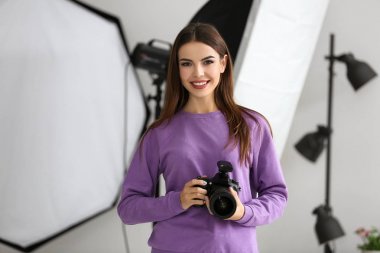 Güzel genç fotoğraf ile fotoğraf makinesi profesyonel Studio