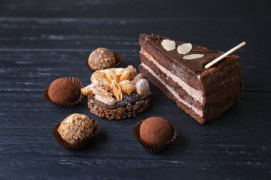 Çeşitli lezzetli kekler ve tatlılar ahşap arka plan üzerinde