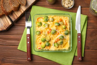 Brüksel lahanası ve tablo peynir pişirme çanağı