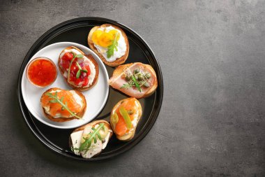 Lezzetli taze bruschettas tablo ile plaka