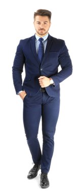 Beyaz arka plan üzerinde resmi kıyafetli yakışıklı adam