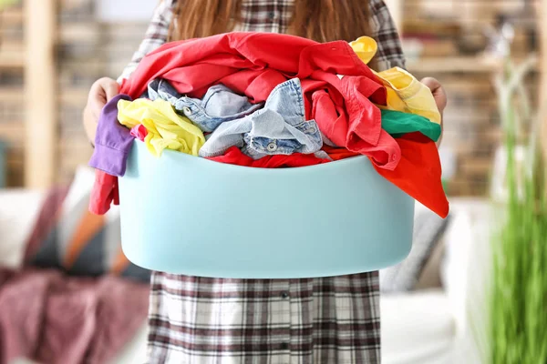 Mulher Segurando Bacia Plástico Com Roupas Coloridas Dentro Casa — Fotografia de Stock