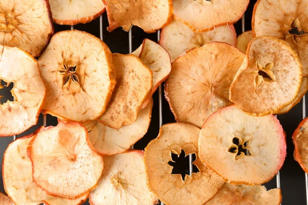 Välsmakande äpple chips på kylning rack, närbild — Stockfoto