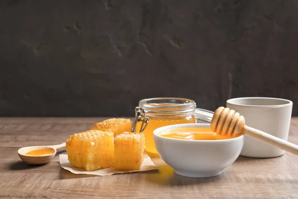 Keramikschale Mit Köstlichem Honig Und Frischen Waben Auf Dem Tisch — Stockfoto