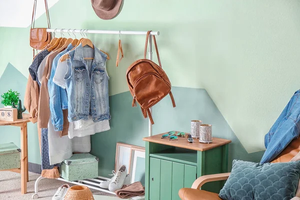 Colección de ropa colgada en estante en vestidor — Foto de Stock