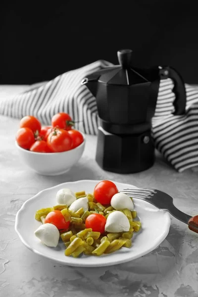 Assiette Avec Haricots Verts Conserve Tomates Mozzarella Sur Table — Photo