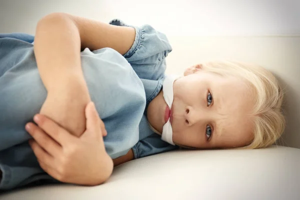 Беспомощная маленькая девочка лежит с кляпом во рту. Концепция насилия над детьми — стоковое фото
