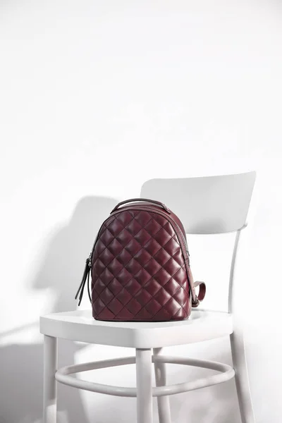 Elegante mochila en silla blanca — Foto de Stock