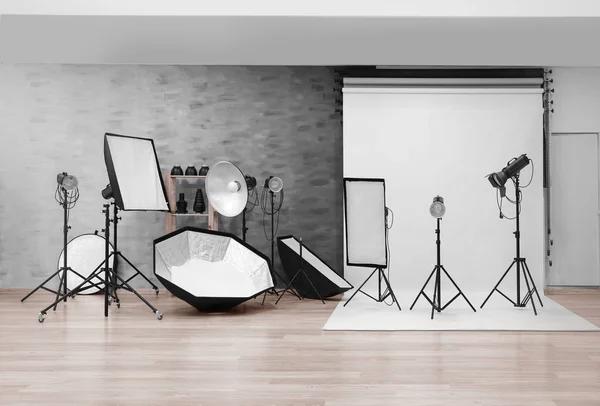 Interior del moderno estudio fotográfico con equipamiento profesional — Foto de Stock