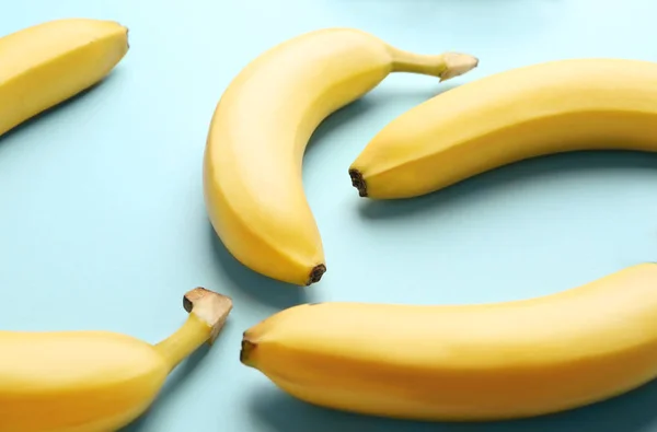 Reife Bananen Auf Farbigem Hintergrund Nahaufnahme — Stockfoto