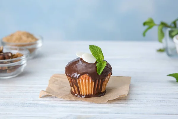 Leckere Cupcake mit Schokolade und Minze auf dem Tisch — Stockfoto
