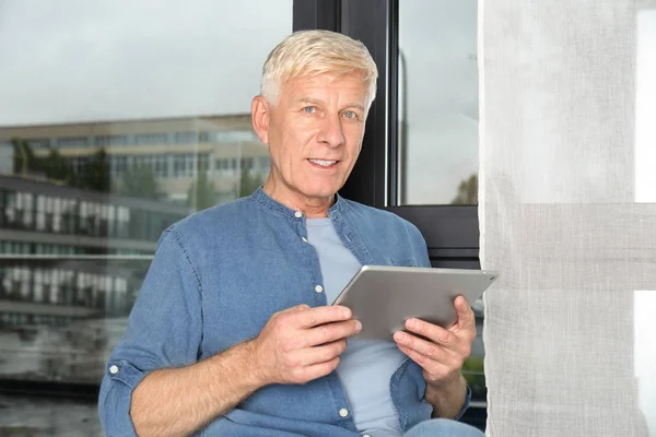 Aantrekkelijke Volwassen Man Met Tablet Binnenshuis — Stockfoto