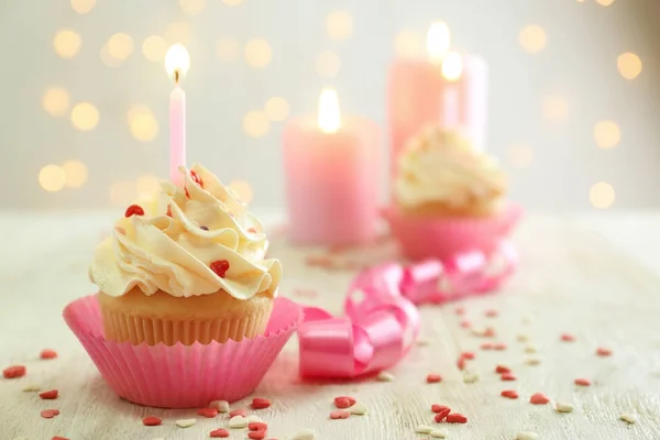 Bolo de aniversário com vela na mesa contra fundo borrado — Fotografia de Stock