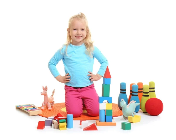 Bonito menina brincando com blocos de construção no fundo branco — Fotografia de Stock