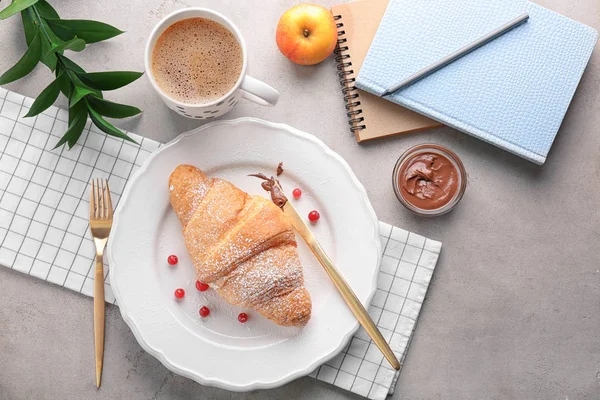 Teller Mit Frischen Leckeren Croissants Zum Frühstück Auf Dem Tisch — Stockfoto