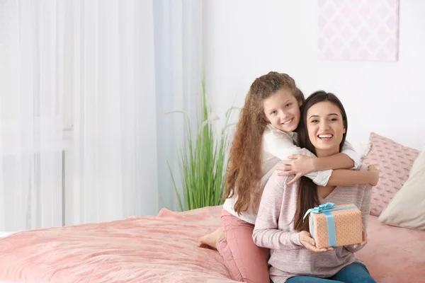 Jeune Femme Fille Avec Boîte Cadeau Intérieur Fête Des Mères — Photo