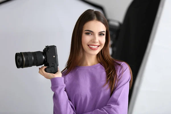 Jovem Fotógrafo Bonito Com Câmera Estúdio Profissional — Fotografia de Stock