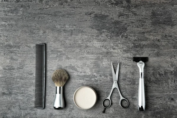 Profi-Friseur-Set für Männer auf grauem Tisch, Draufsicht — Stockfoto
