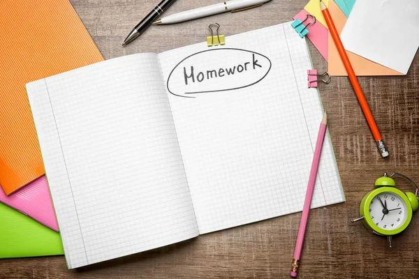 "家庭作业" 和木制背景的文具, 顶部视图 — 图库照片