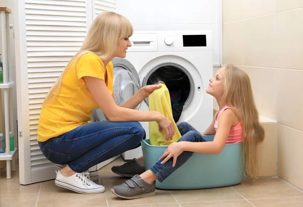Дочка і мати роблять прання вдома — стокове фото